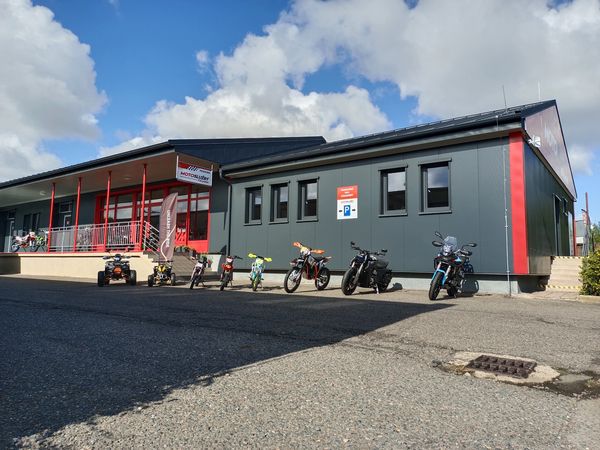 Motocykly před prodejnou Motoslužby Chrudim