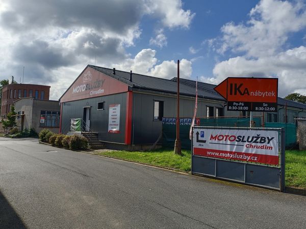 Příjezd k prodejně Motoslužby Chrudim