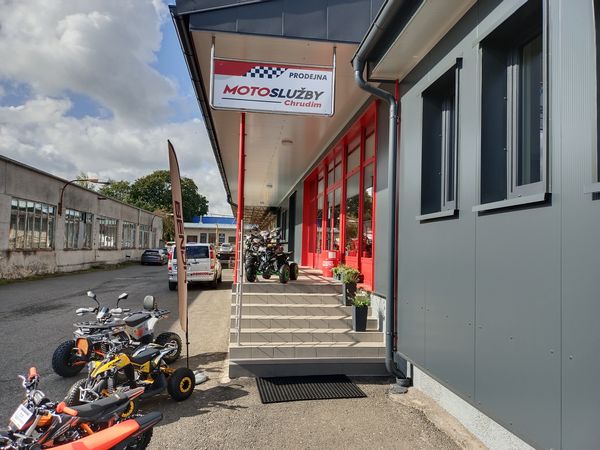 Vchod do prodejny se čtyřkolkami a motocykly