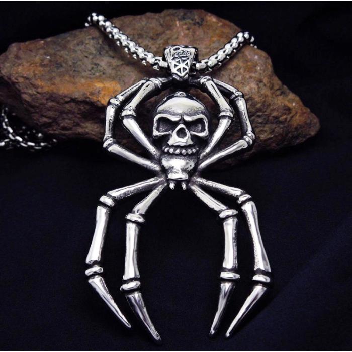 motorkářský přívěšek lebka v pavouku